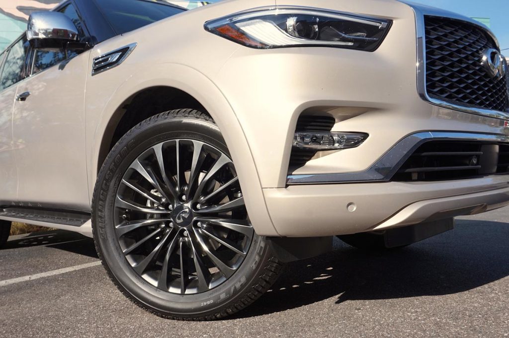 2023 Infiniti QX80 Sensory, parked, 22-inch wheels