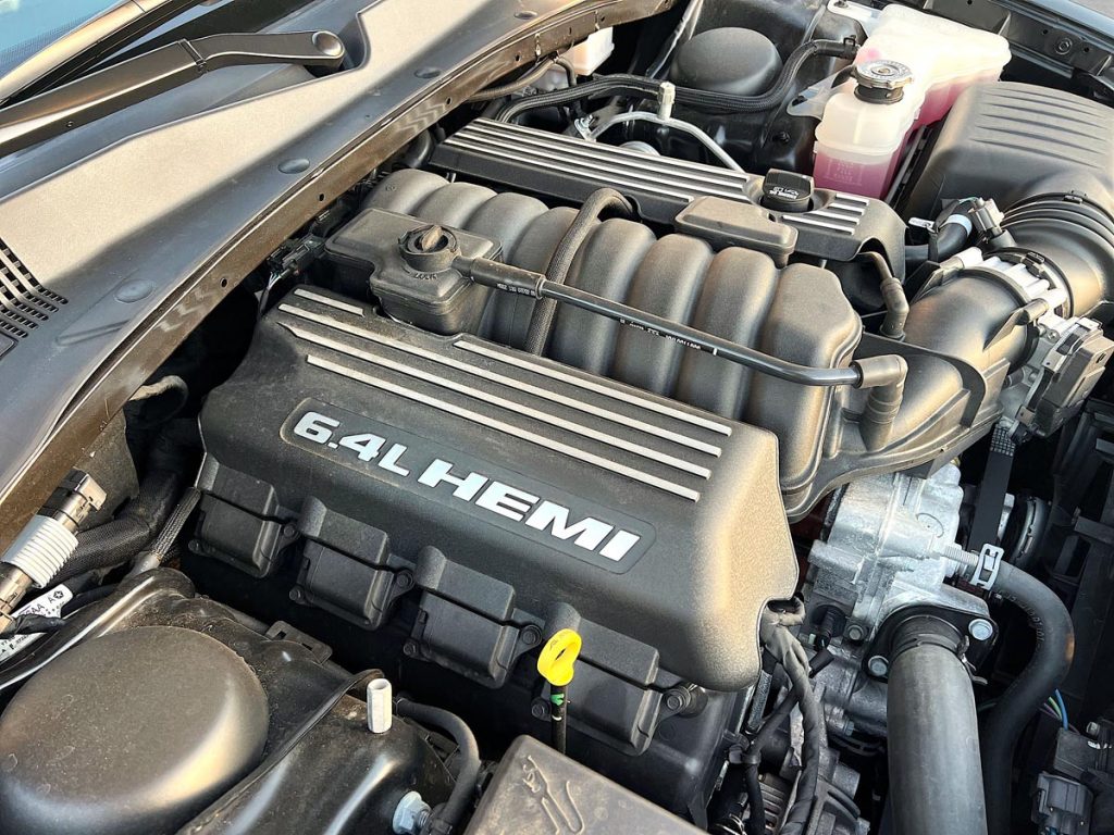 Chrysler 300C, 6.4-liter naturally aspirated V8 cranks out a galloping 485 horseys and 475 torques