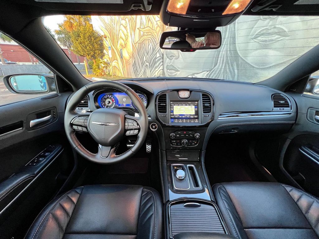 Chrysler 300C interior, front seats and dashboard
