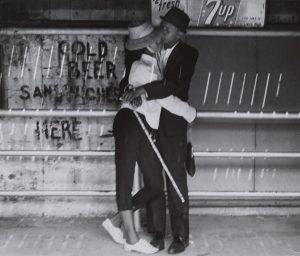 Coney Island (1966), Leon Levinstein, part of the “Presence” exhibition. © Leon Levinstein, Courtesy of Howard Greenberg Gallery, New York