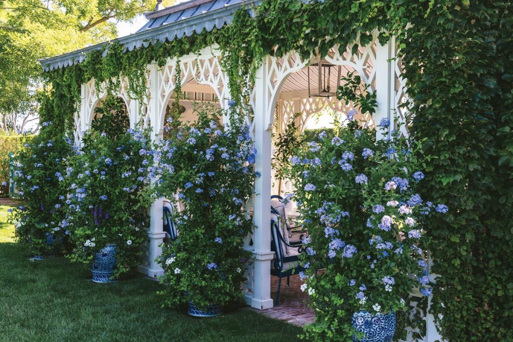 She also planted more flowers and a kitchen garden, resurfaced the hard tennis court, replaced the pool, and built an open-air cabana that serves both the tennis court and the pool. Photo by Nick Mele