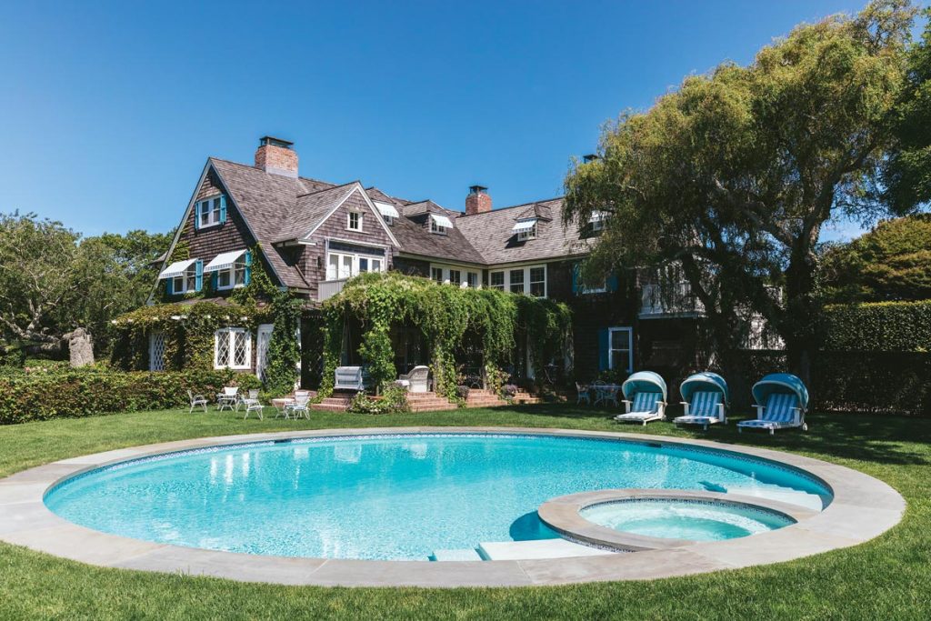 The round pool was inspired by movie producer Robert Evans’ pool at his Hollywood estate. Photo by Nick Mele