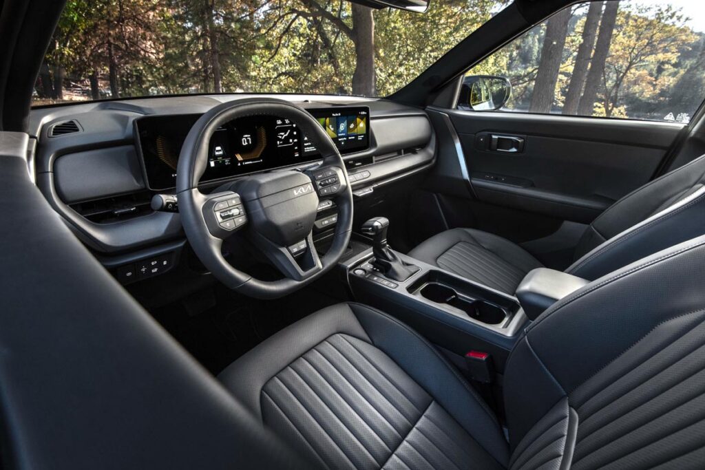 The front seats in the 2027 Kia Seltos X-Line SX AWD. Photo by Kia